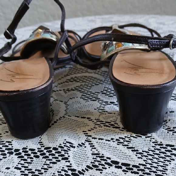 Giuseppe Zanotti Black and Cream Sandals with T-Strap Design - Picture 3 of 10